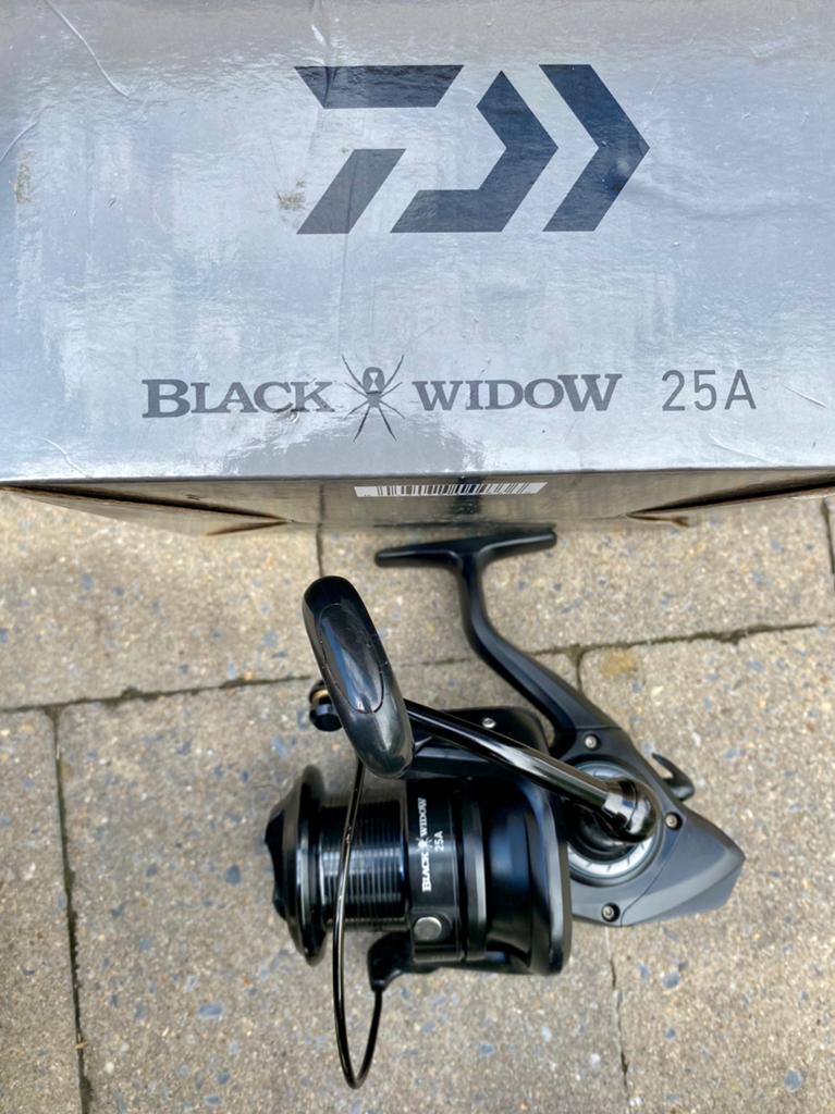 2 X DAIWA BLACK WIDOW 25A, Ophalen, Zo goed als nieuw, Molen