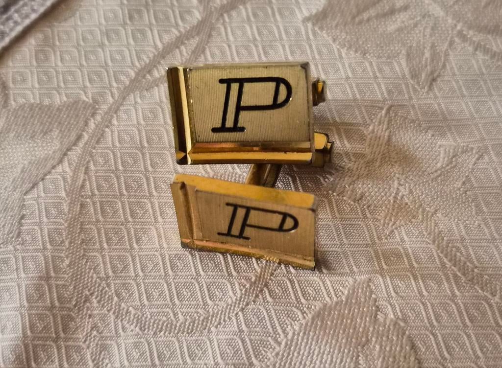 Manchette knopen met de letter P, Ophalen