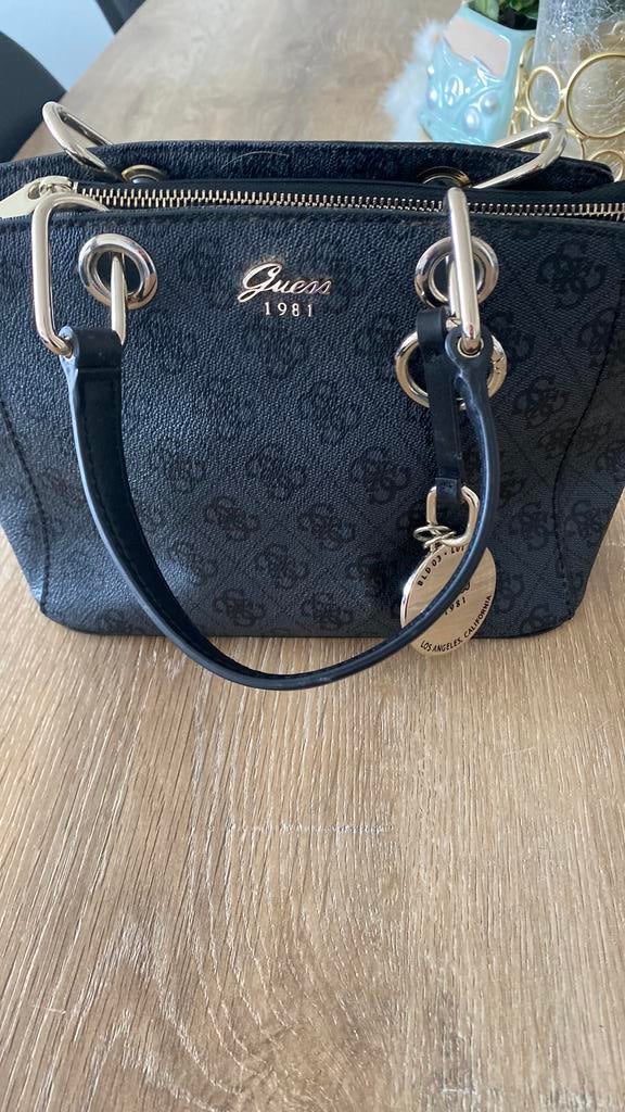 Guess handtas, Handtassen en Accessoires, Tassen | Damestassen, Ophalen, Zwart