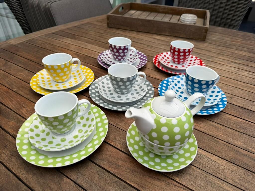 Theeset met kopjes, borden en theepot, Huis en Inrichting, Keuken | Servies, Ophalen, Zo goed als nieuw, Bord(en), Overige stijlen