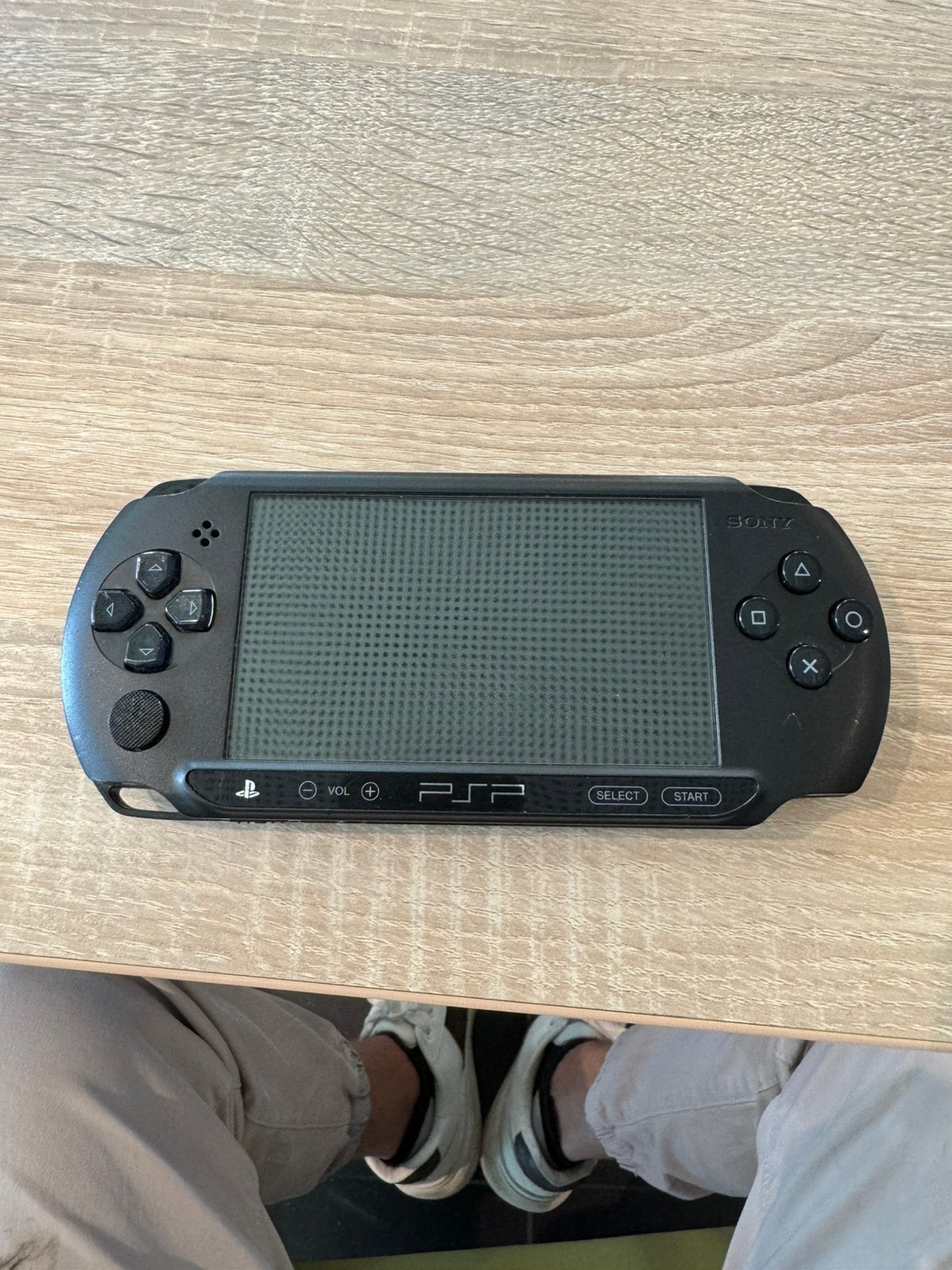 Psp E1004. Mat zwart met camera.RARE., Games en Spelcomputers, Spelcomputers | Sony PSP, Ophalen, Zwart, PSP, Met camera