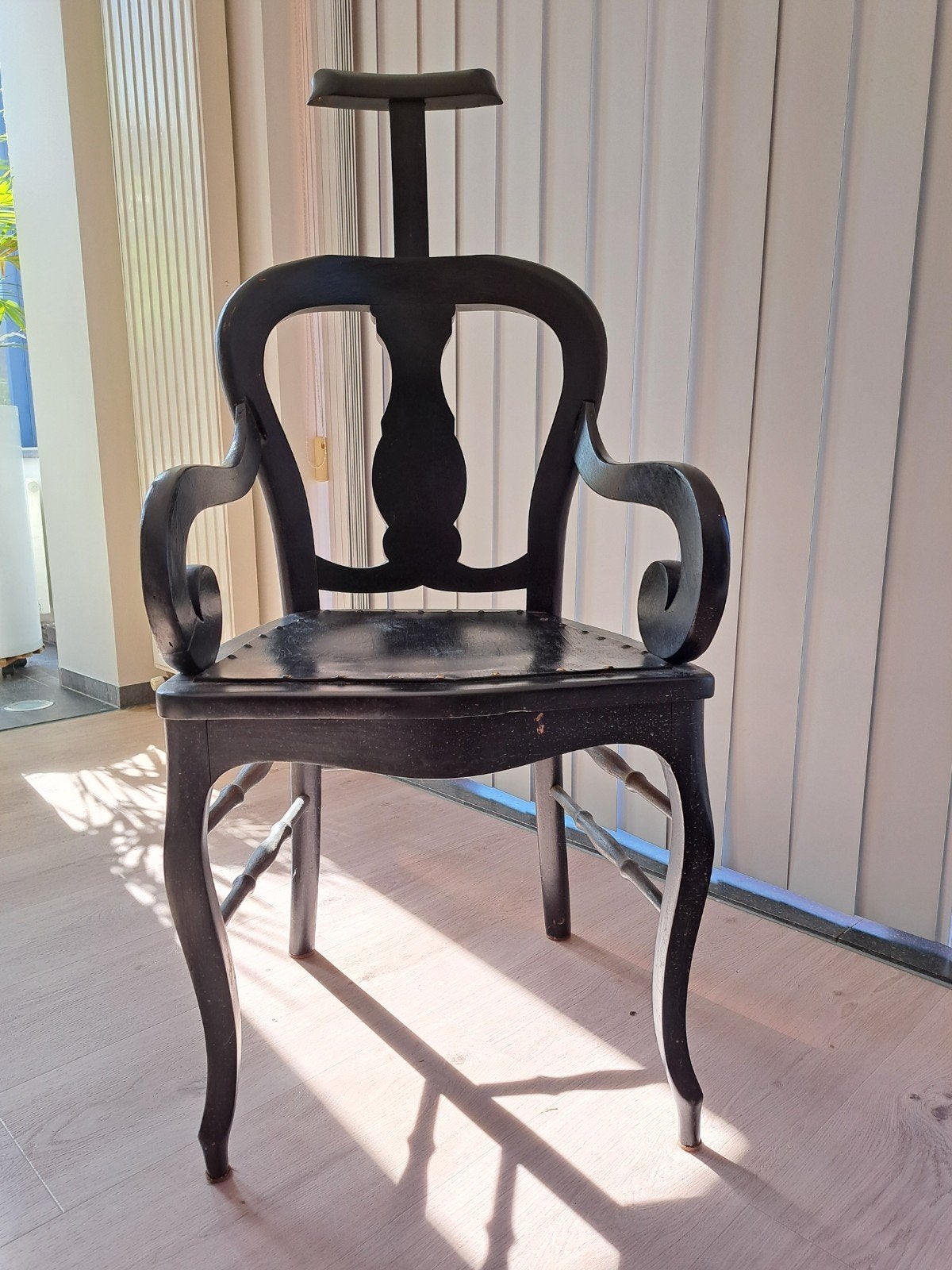 Fauteuil de coiffeur ancien en bois noir, Antiquités & Art, Enlèvement