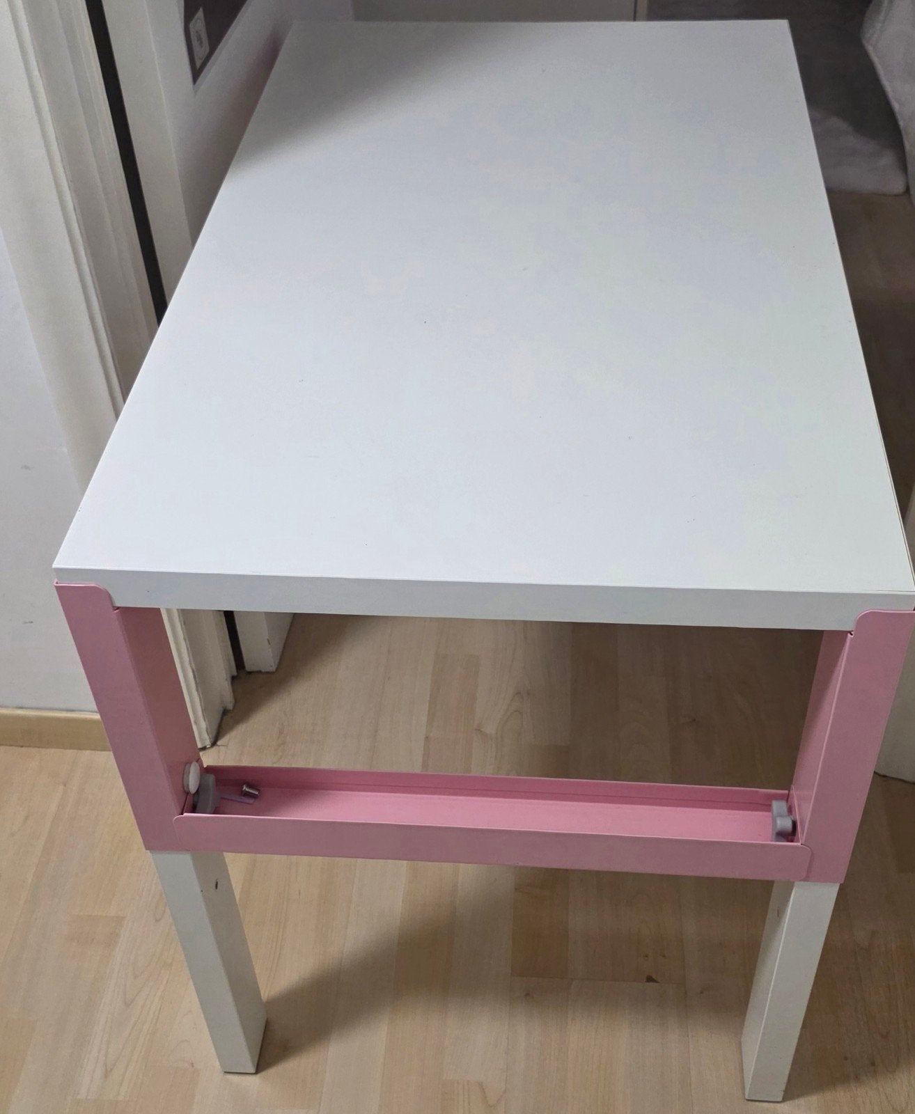 Bureau rose quasi neuf, Enlèvement, Comme neuf, Table(s)