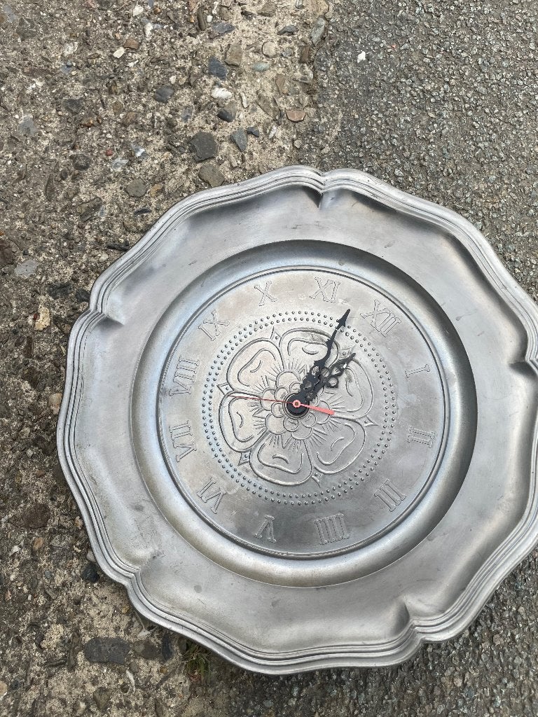 Horloge en étains, Ophalen