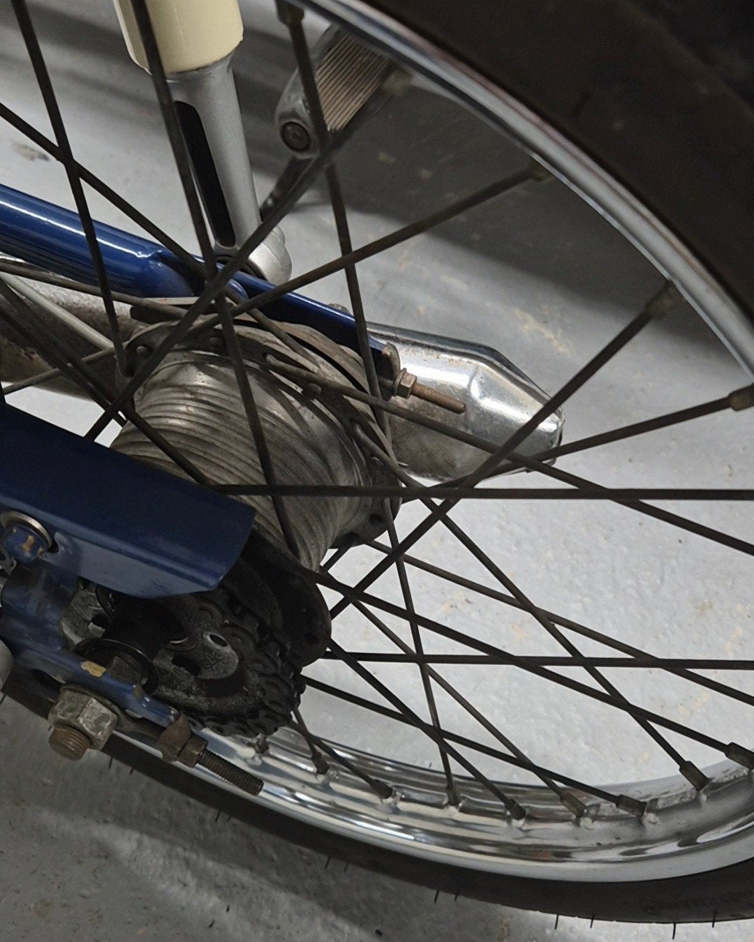 cherche roue arrière Honda amigo, Enlèvement ou Envoi, Comme neuf, Roue, Honda amigo