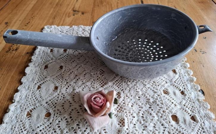 Oud brocante licht grijs gewolkte emaille steelvergiet, Enlèvement ou Envoi