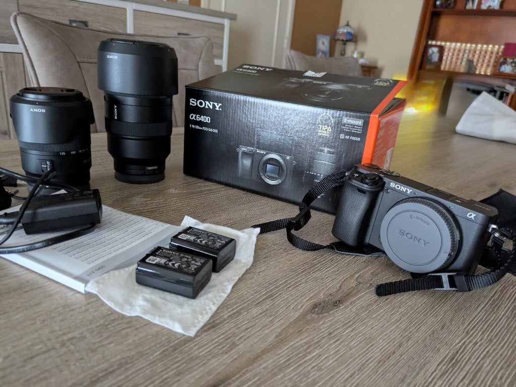 Kit Sony A6400 + 18-135 + 70-350 G – 1499 déclenchements, Comme neuf, Enlèvement, Appareil photo hybride, Sony