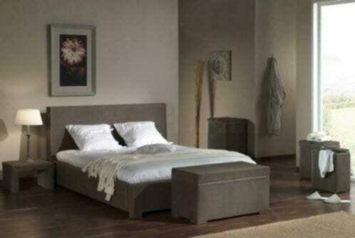 Nieuw rotan bed 1,60 m met 2 nachttafels 200 euro per stuk, Huis en Inrichting, Slaapkamer | Bedden, Ophalen, Nieuw
