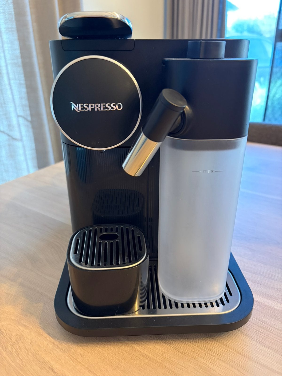 Delonghi Nespresso Gran Lattissima, Elektronische apparatuur, Koffiezetapparaten, Ophalen, Gebruikt, Koffiemachine, Koffiepads en cups