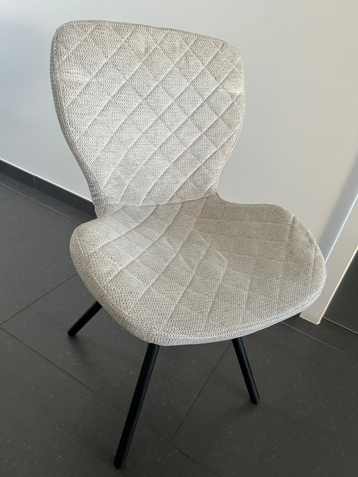 2 grijze stoelen met zwarte poten, Ophalen, Twee, Zo goed als nieuw, Stof
