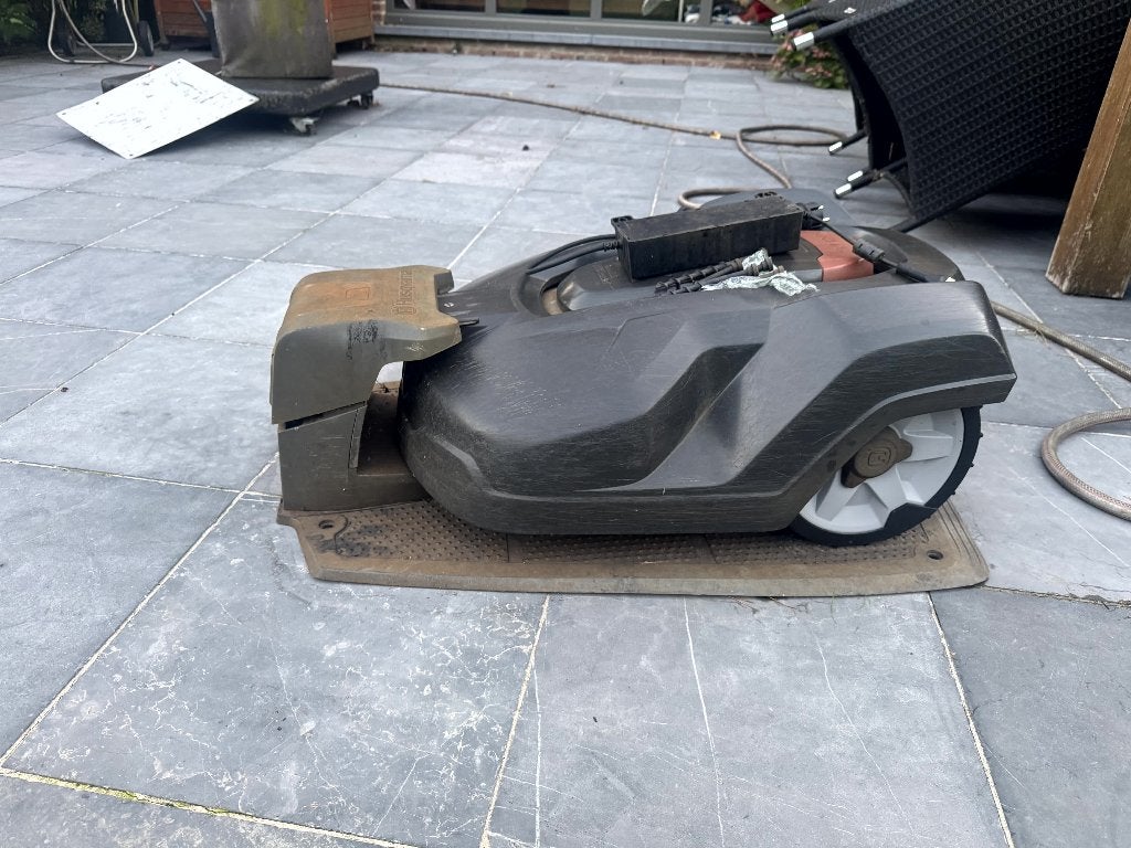 Husqvarna robotmaaier, Tuin en Terras, Ophalen, Gebruikt, Met regensensor, 20 tot 25 cm