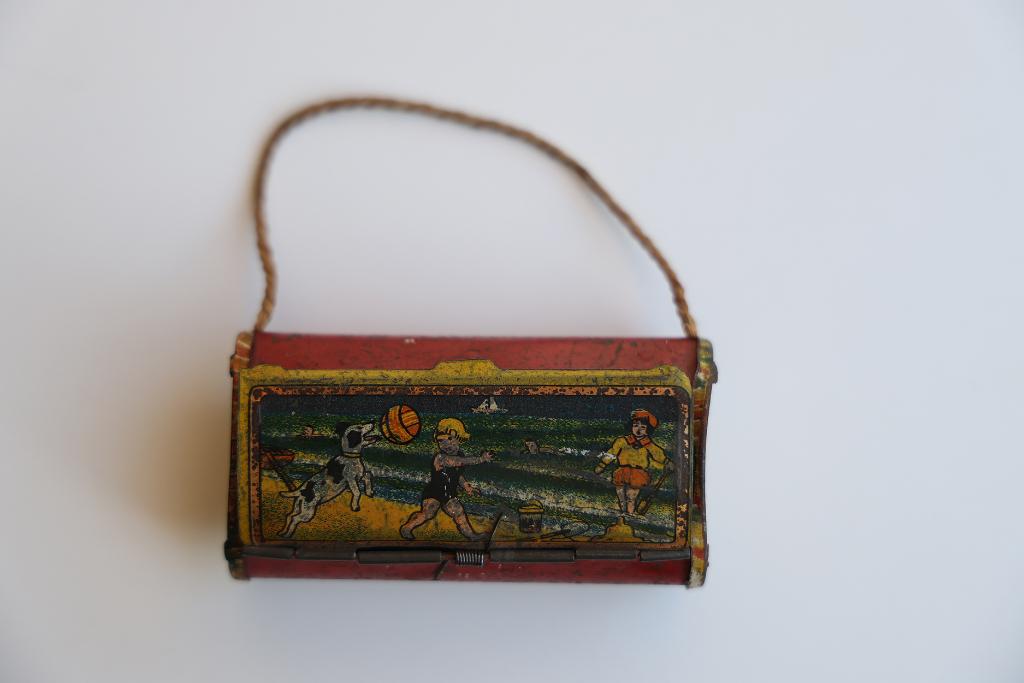 Miniature sac poupée antique tôle lithographiée vintage 1930, Collections, Enlèvement ou Envoi, Utilisé, Poupée