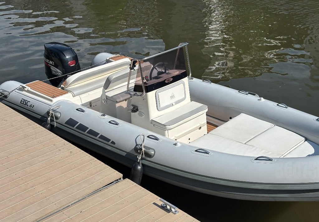 Rib boot BSC 61 met SUZUKI 150 en dubbelas trailer, Watersport en Boten, Rubberboten, Gebruikt, Zonnedek, 150 pk, Ophalen