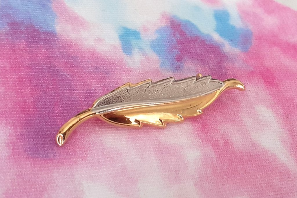 broche vintage veer zilver en goud, Handtassen en Accessoires, Broches, Overige materialen, 4 tot 7 cm, Nieuw, Ophalen of Verzenden