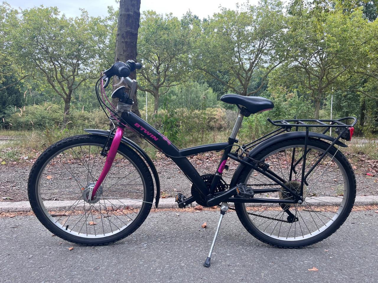 Zwarte Btwin meisjesfiets met roze details, Fietsen en Brommers, Ophalen, Gebruikt, Versnellingen
