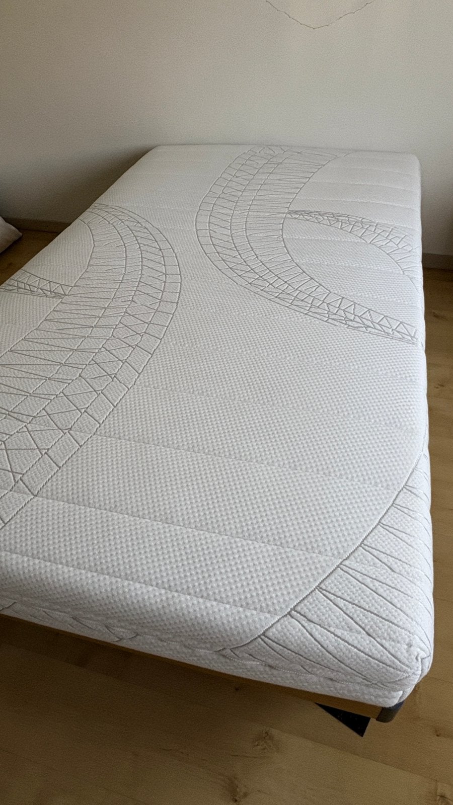 Bed (lattenbodem en matras) 120 x 210 cm, Ophalen, 210 cm, Zo goed als nieuw, Twijfelaar