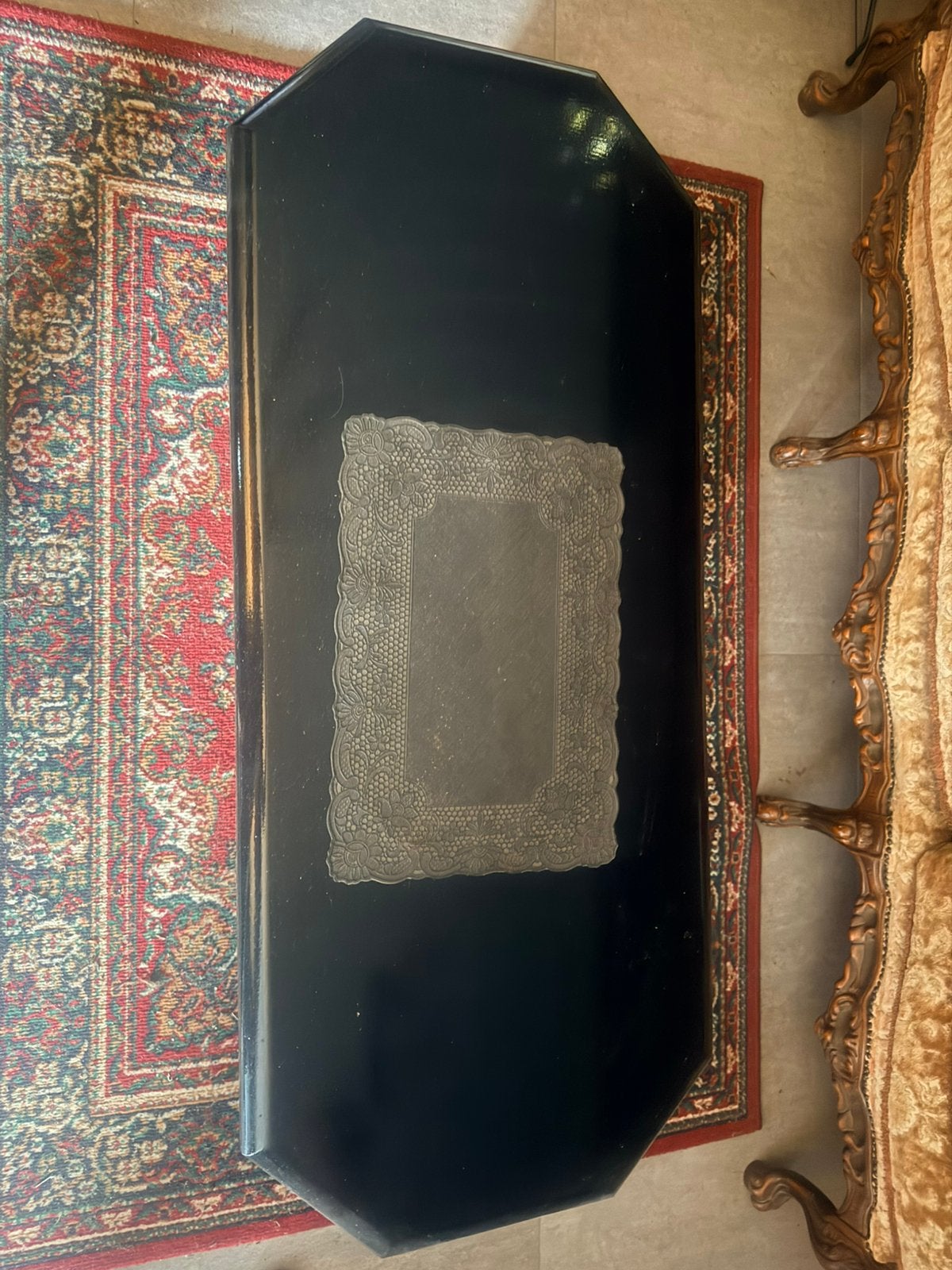 Klassieke houten salontafel, Enlèvement
