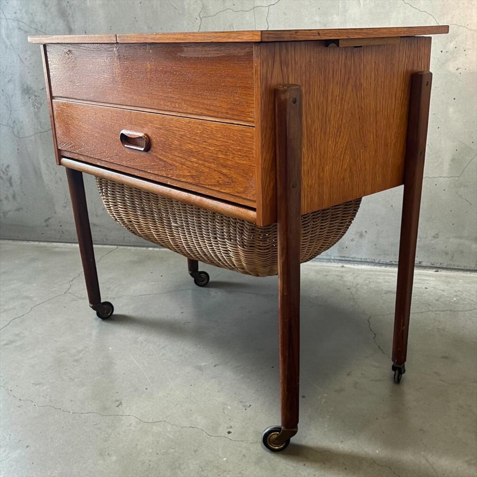 Mini commode vintage en bois/boîte à couture sur roulettes, Enlèvement