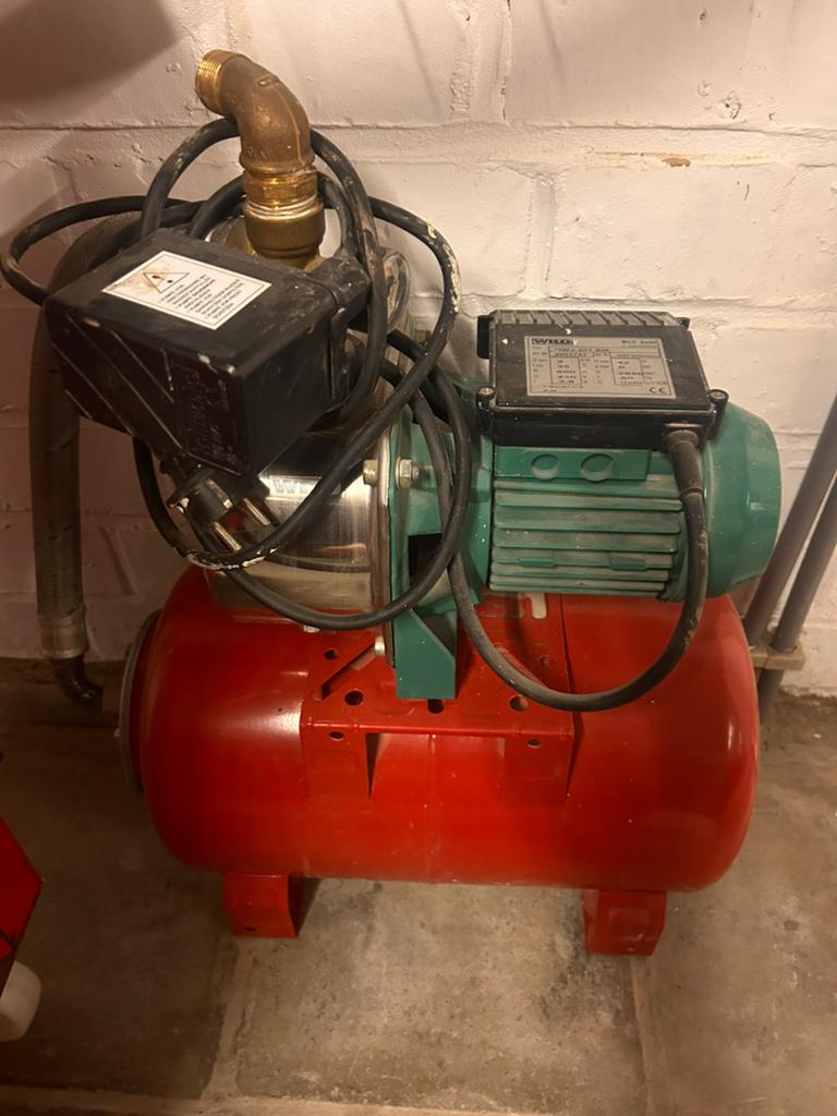 Regenwaterpomp met vatje, Enlèvement, Utilisé, Électrique, Pompe pour citernes d'eau de pluie