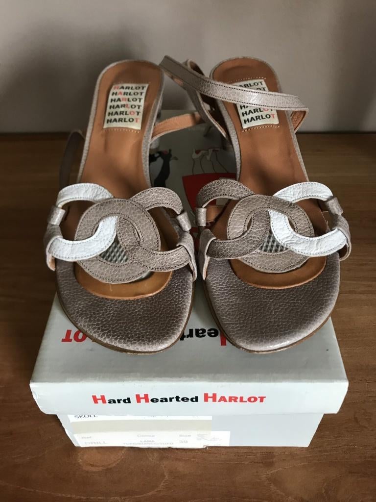 Taupe/witte sandalen van Hard, haerted, Harlot, Bruin, Zo goed als nieuw, Hart Hearted Harlot, Sandalen of Muiltjes