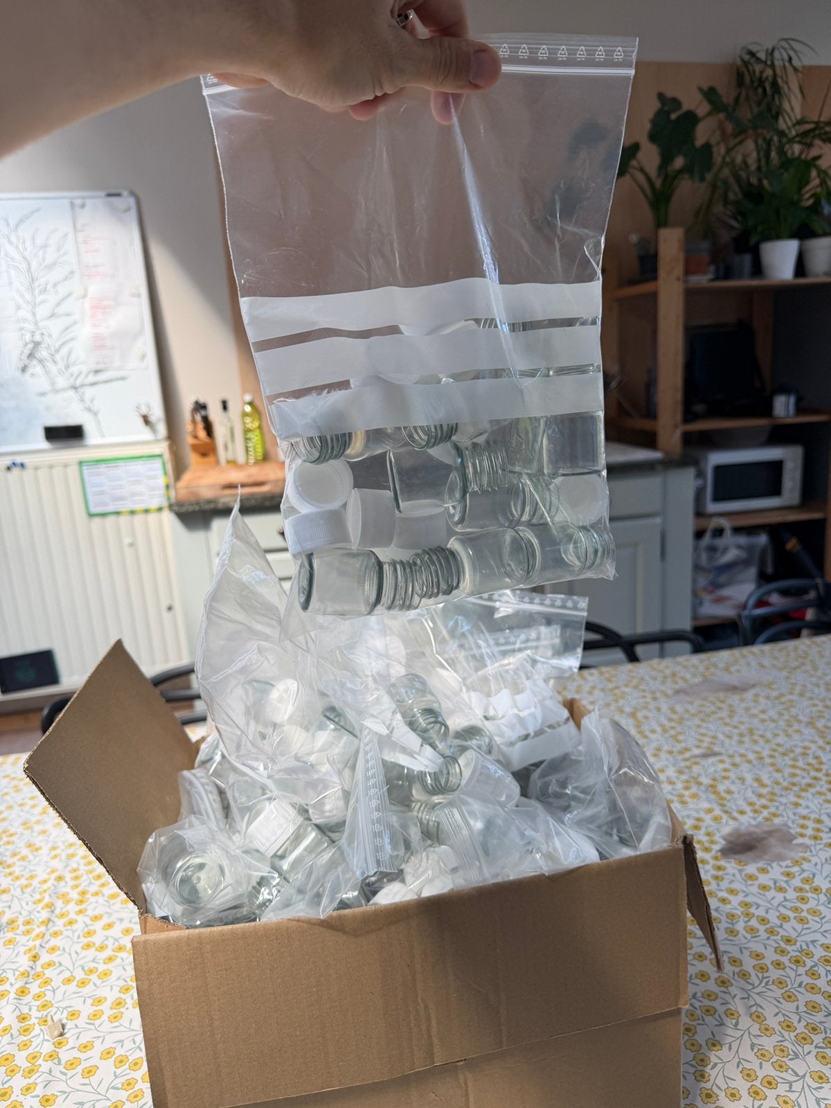 200 staalname pvc-potjes (Asbest), Ophalen, Zo goed als nieuw