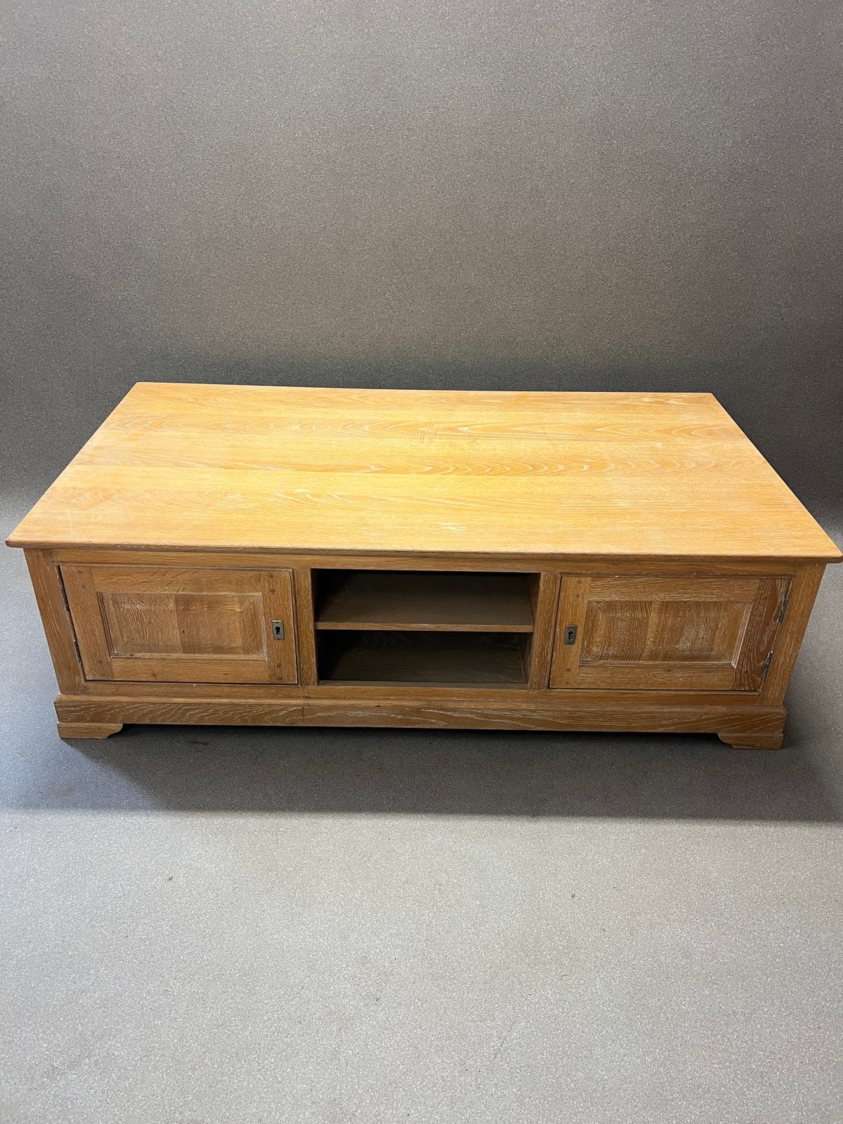 Meuble double face en chêne –Table basse – 4 portes, Maison & Meubles, Enlèvement, Utilisé, Chêne