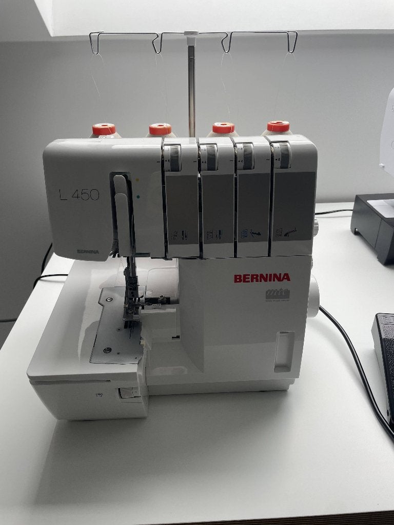 Overlockmachine L450 Bernina - zo goed als nieuw!, Enlèvement, Comme neuf, Surjeteuse, Bernina