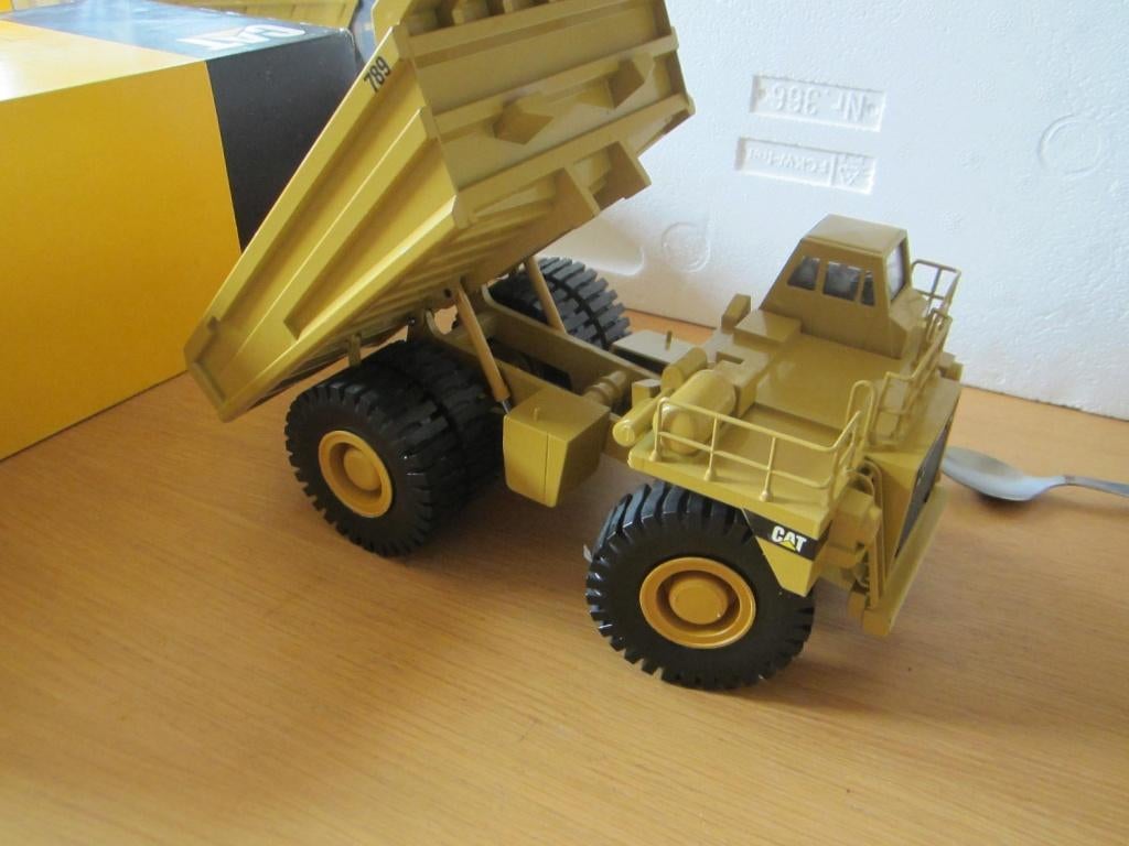 CAT 789, Enlèvement ou Envoi, Comme neuf