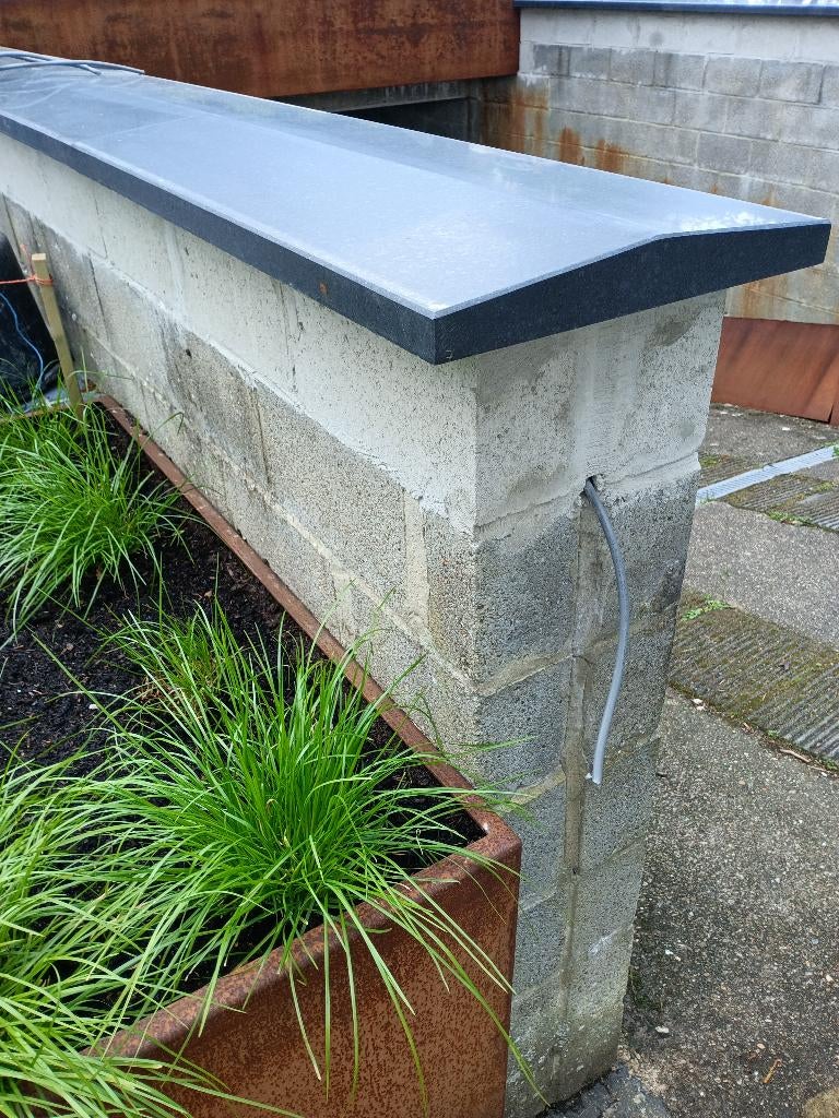 muur afdekplaat natuursteen basalt afgeschuind 44.5 cm breed, Jardin & Terrasse, Pavé & Dalles, Neuf, Autres types, Pierre naturelle