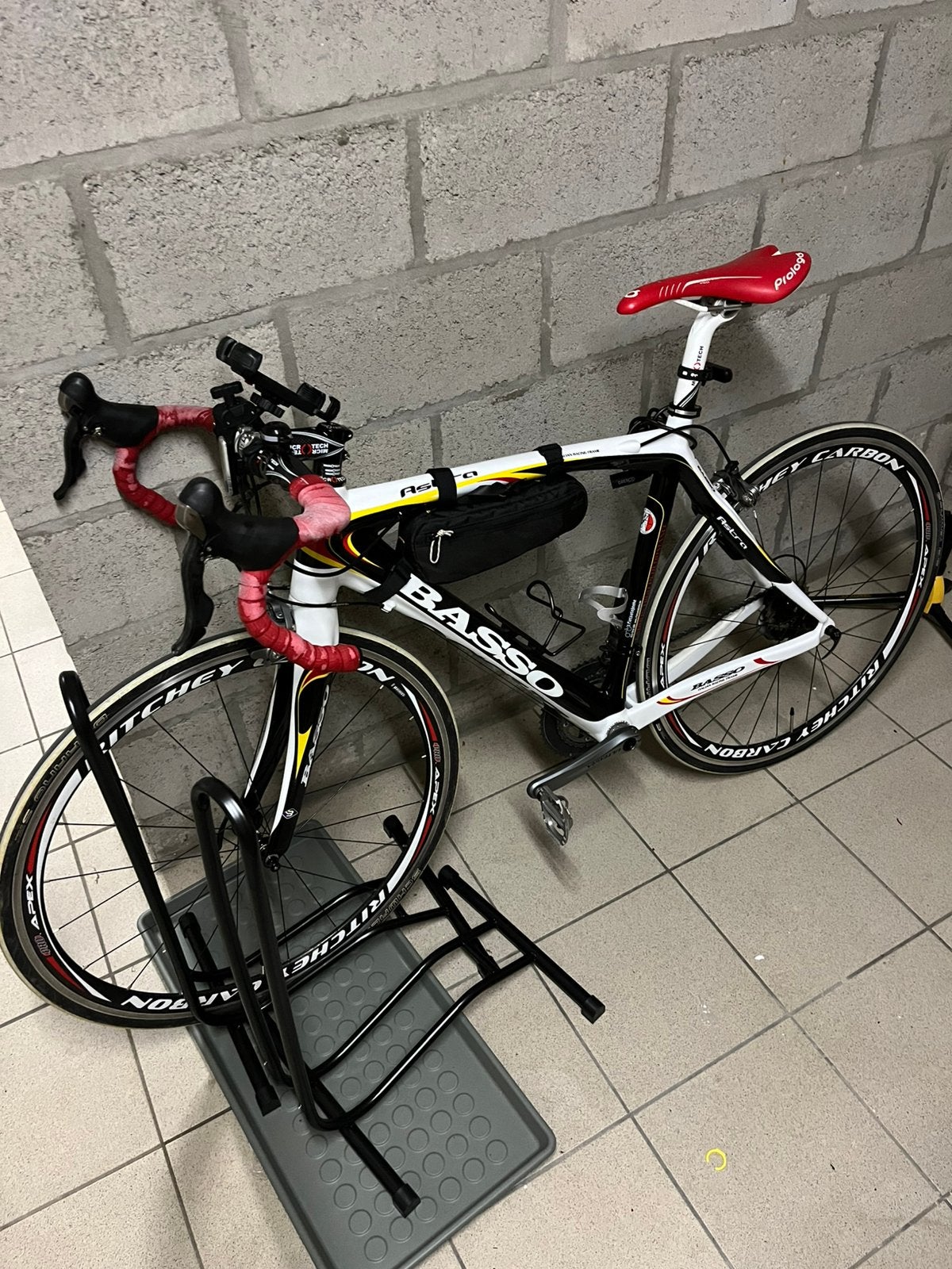 Basso carbon koersfiets, 28 inch, 10 tot 15 versnellingen, Velgrem, Zo goed als nieuw