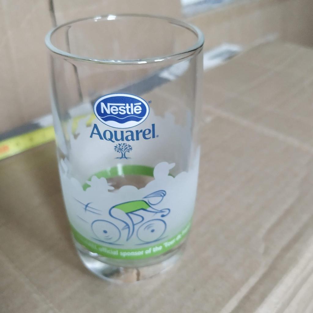 drinkglas nieuw van nestlé aquarel  rood en groen glas, Verzamelen, Ophalen of Verzenden, Nieuw