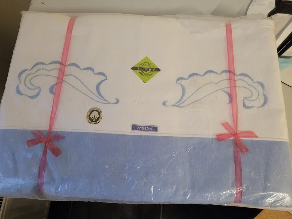parure drap lit 100% coton/2x5.50blanc-bleu + broderie/neuf, Neuf, Drap-housse ou Taie d'oreiller, Enlèvement ou Envoi, Bleu