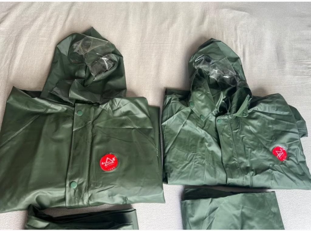 Vêtements de pluie (2 vestes + 2 pantalons) Neufs., Caravanes & Camping, Envoi, Neuf