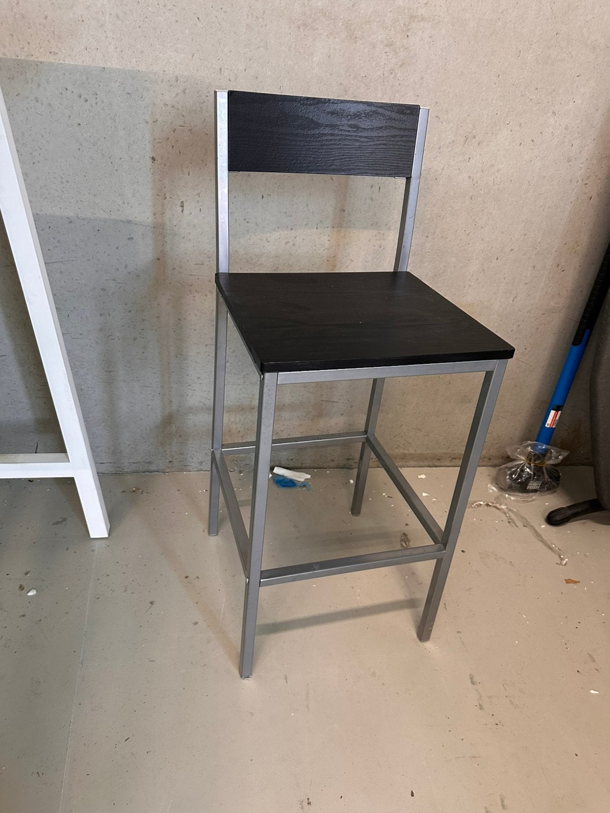 2 hoge barstoelen / barkrukken zwart met metalen frame, Huis en Inrichting, Ophalen, Zo goed als nieuw