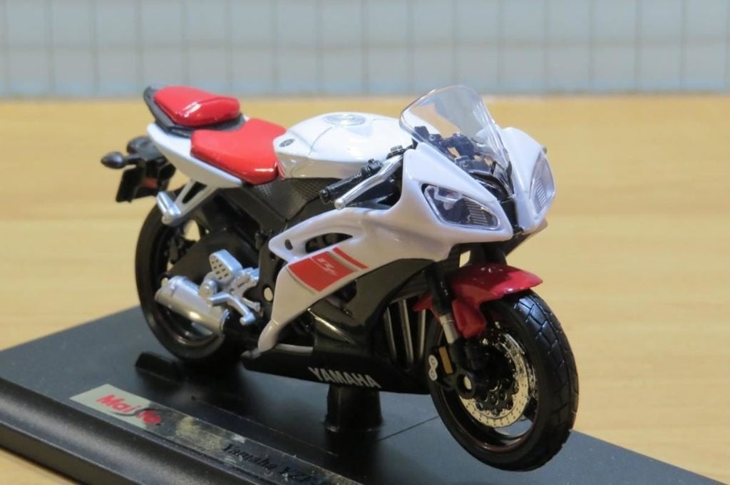 Yamaha YZF-R6 white 1:18 maisto, Hobby & Loisirs créatifs, Voitures miniatures | 1:18, Enlèvement ou Envoi, Neuf, Moteur, Maisto