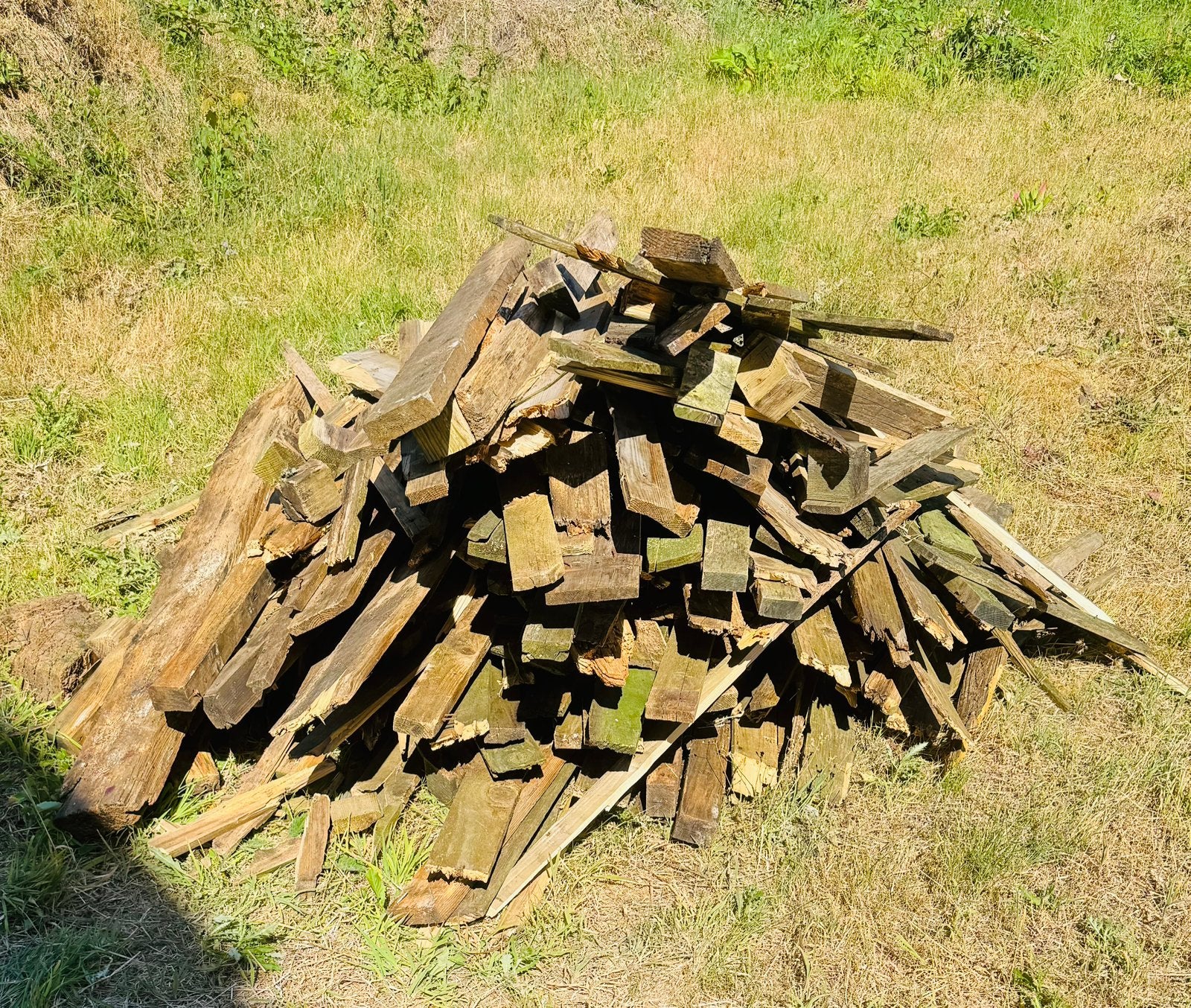 Gratis stapel brandhout / stookhout / vuurkorf / kampvuur, Tuin en Terras, Brandhout, Minder dan 3 m³, Ophalen, Overige houtsoorten