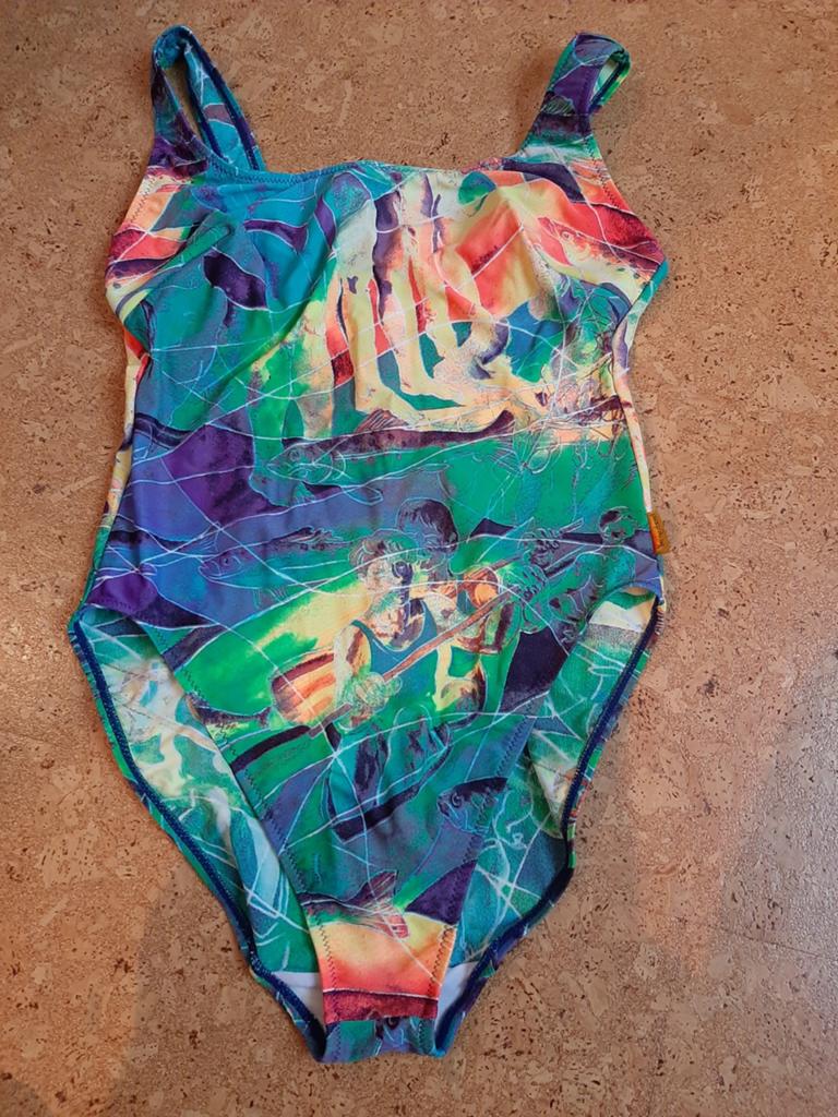 Badpak cup c, Enlèvement, Maillot de bain