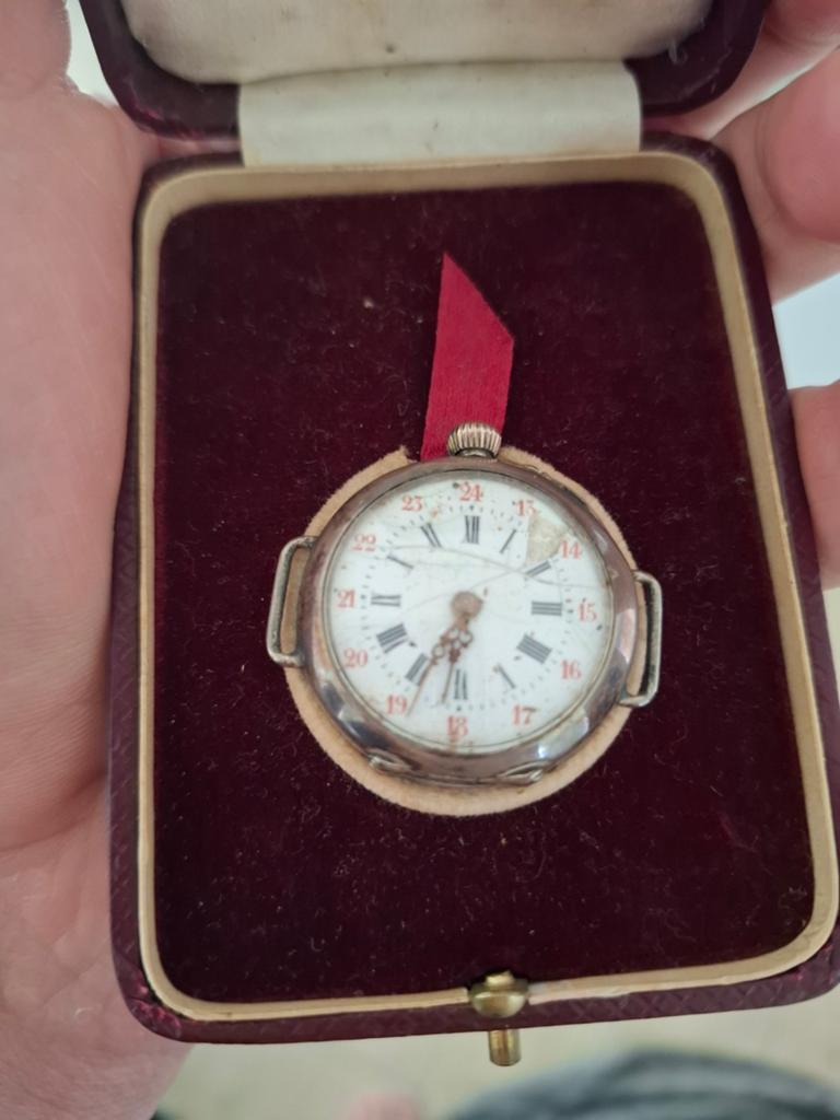 Jolie montre en argent .dans sa boîte, Or, Or