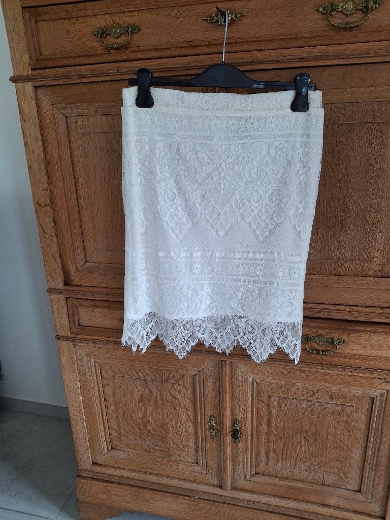 Jupe en dentelle  blanc cassé.   Taiile 40, Vêtements | Femmes, Jupes, Comme neuf, Taille 38/40 (M), Blanc, Longueur genou, Enlèvement ou Envoi