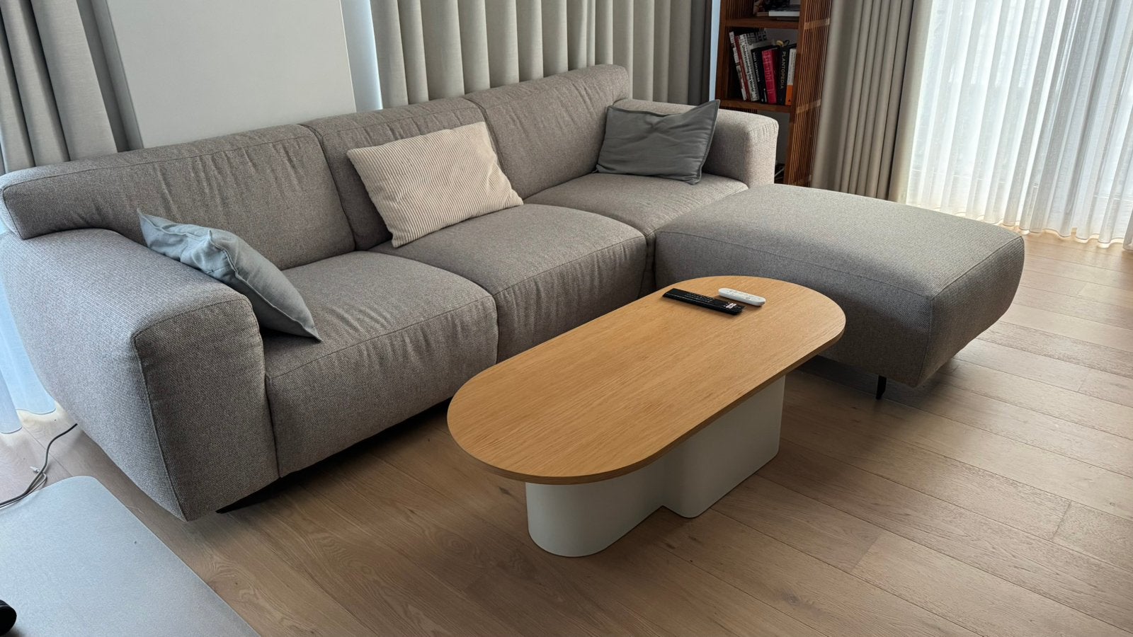 Table basse Nooma - placage de chêne et beige, Maison & Meubles, Neuf, 100 à 150 cm, Chêne, Enlèvement