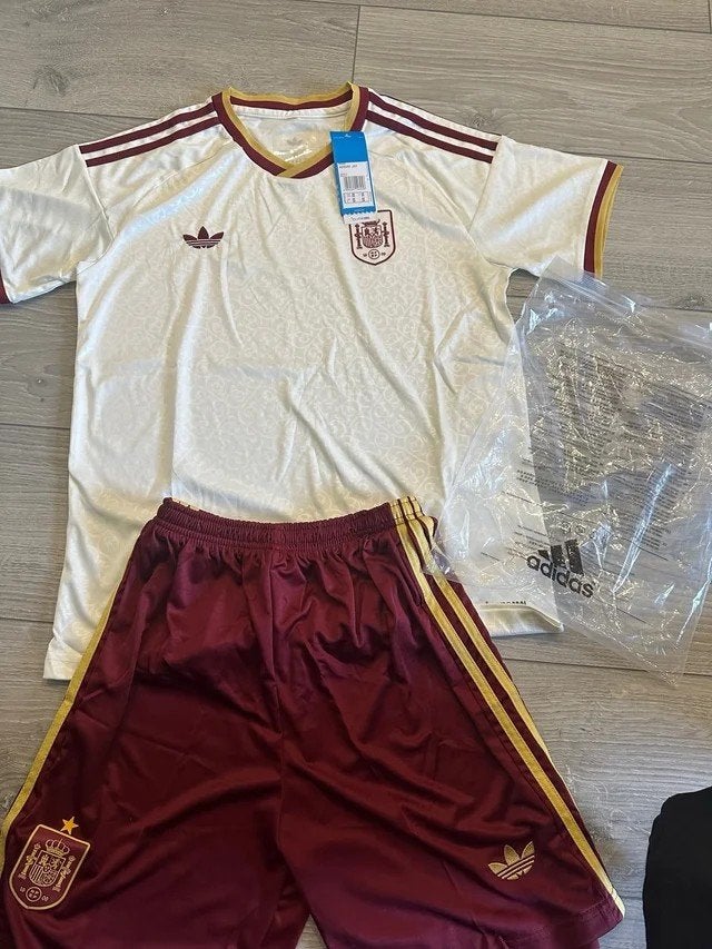 ensemble du foot Espagne., Envoi, Neuf, Maillot