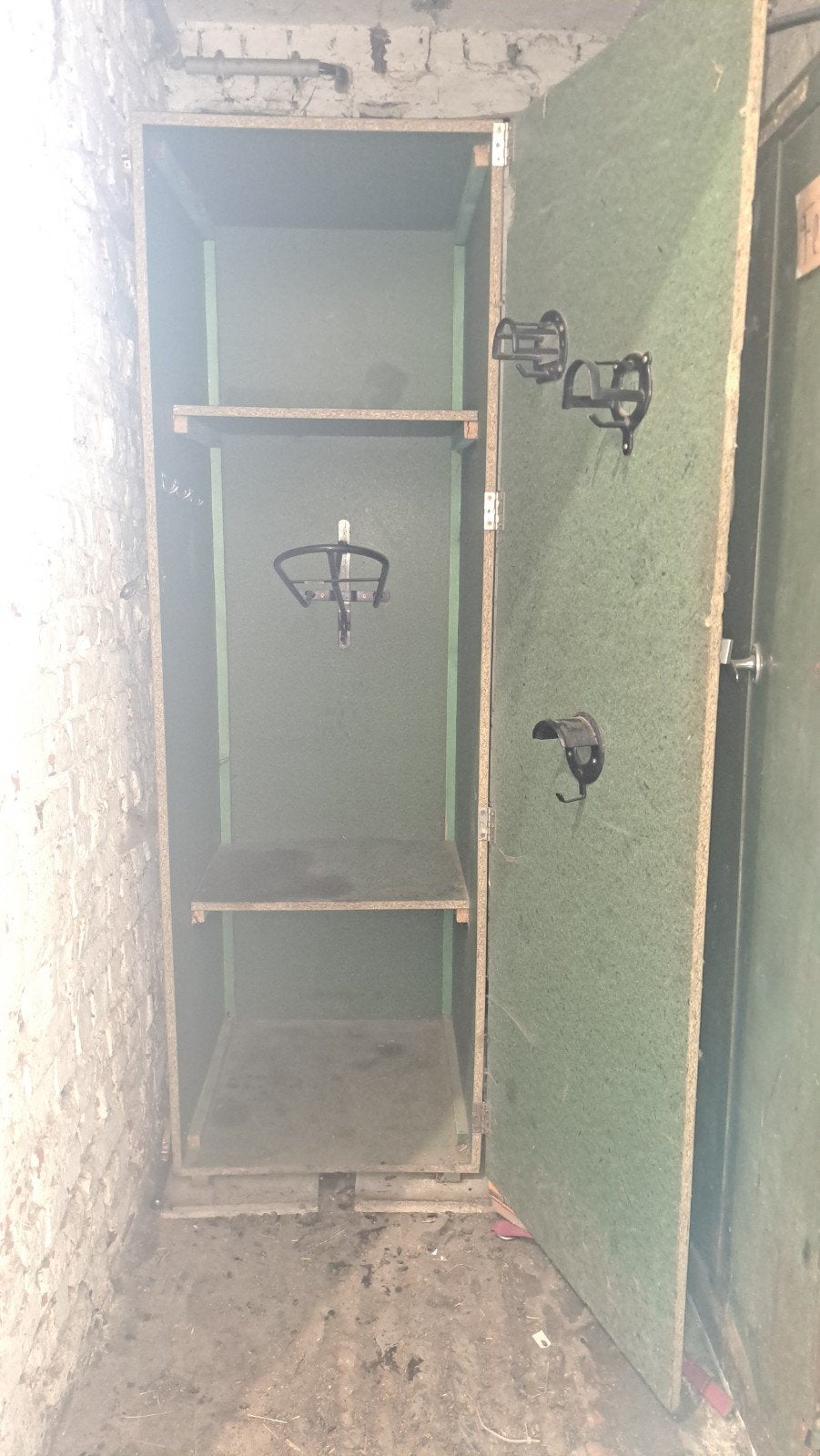 Armoire de sellerie, Enlèvement