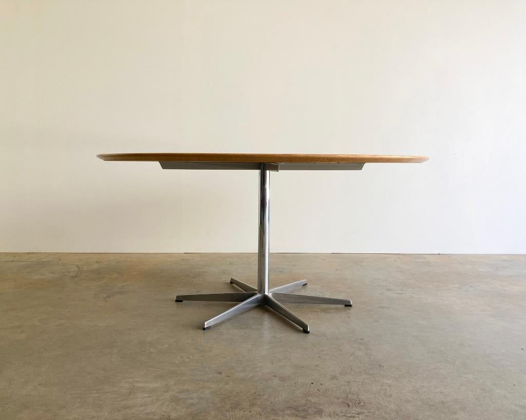 Fritz Hansen Circular vintage tafel door Arne Jacobsen 1967, Antiek en Kunst, Antiek | Meubels | Tafels, Ophalen