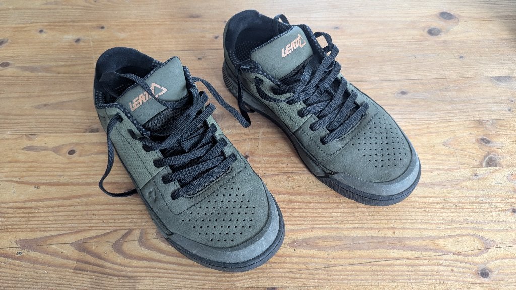 Leatt 2.0 Flat MTB schoenen - maat 42 - zo goed als nieuw, Vélos & Vélomoteurs, Accessoires vélo | Vêtements de cyclisme, Comme neuf