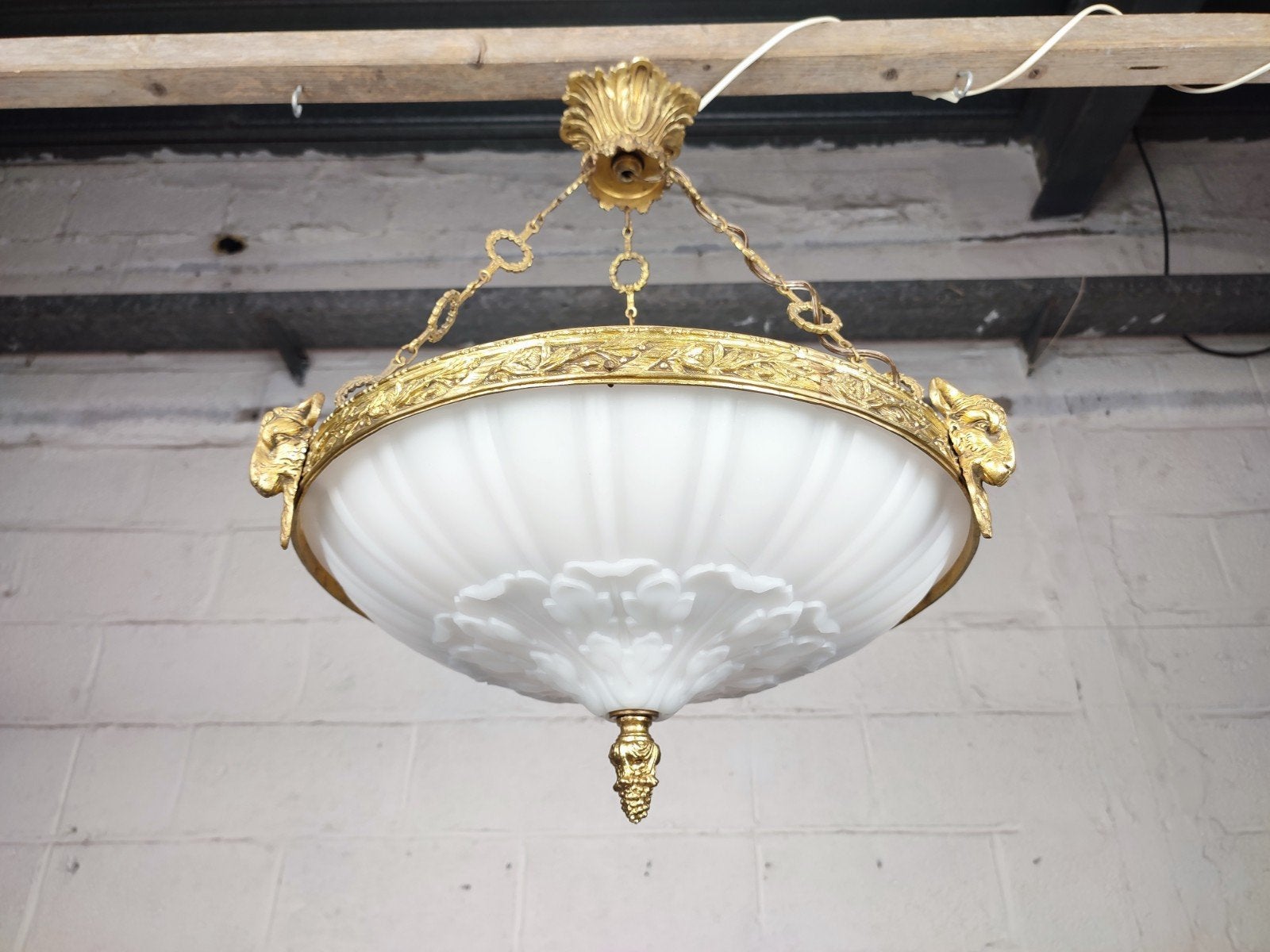 Antieke bronzen neoklassieke luster met melkglas, Ophalen of Verzenden