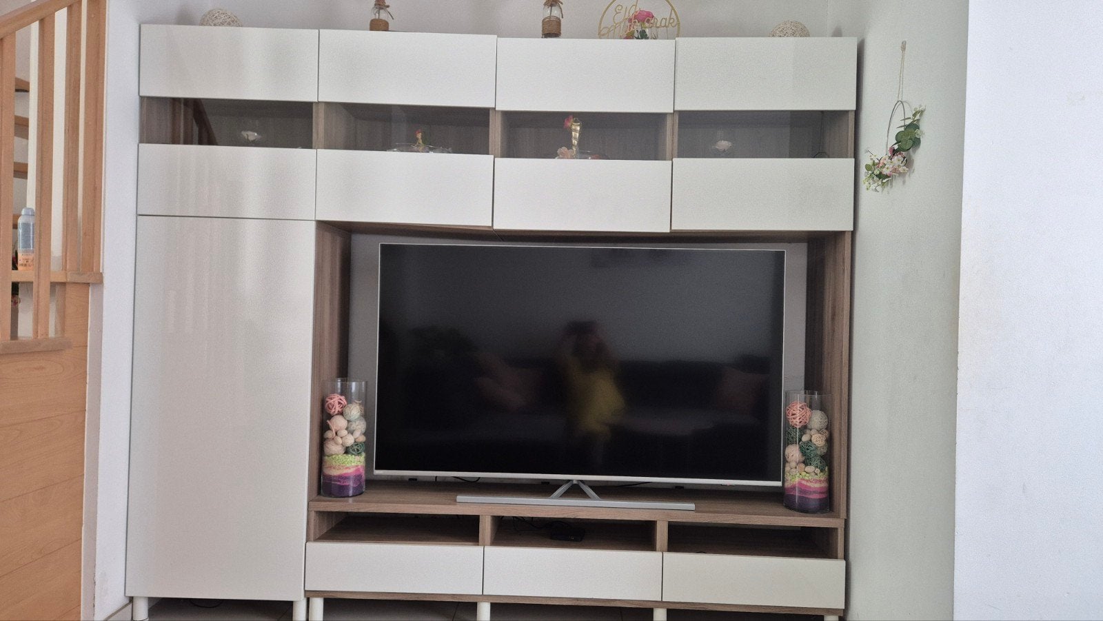 Meuble TV avec portes laquées blanches et finition bois beig, Huis en Inrichting, Overige Huis en Inrichting