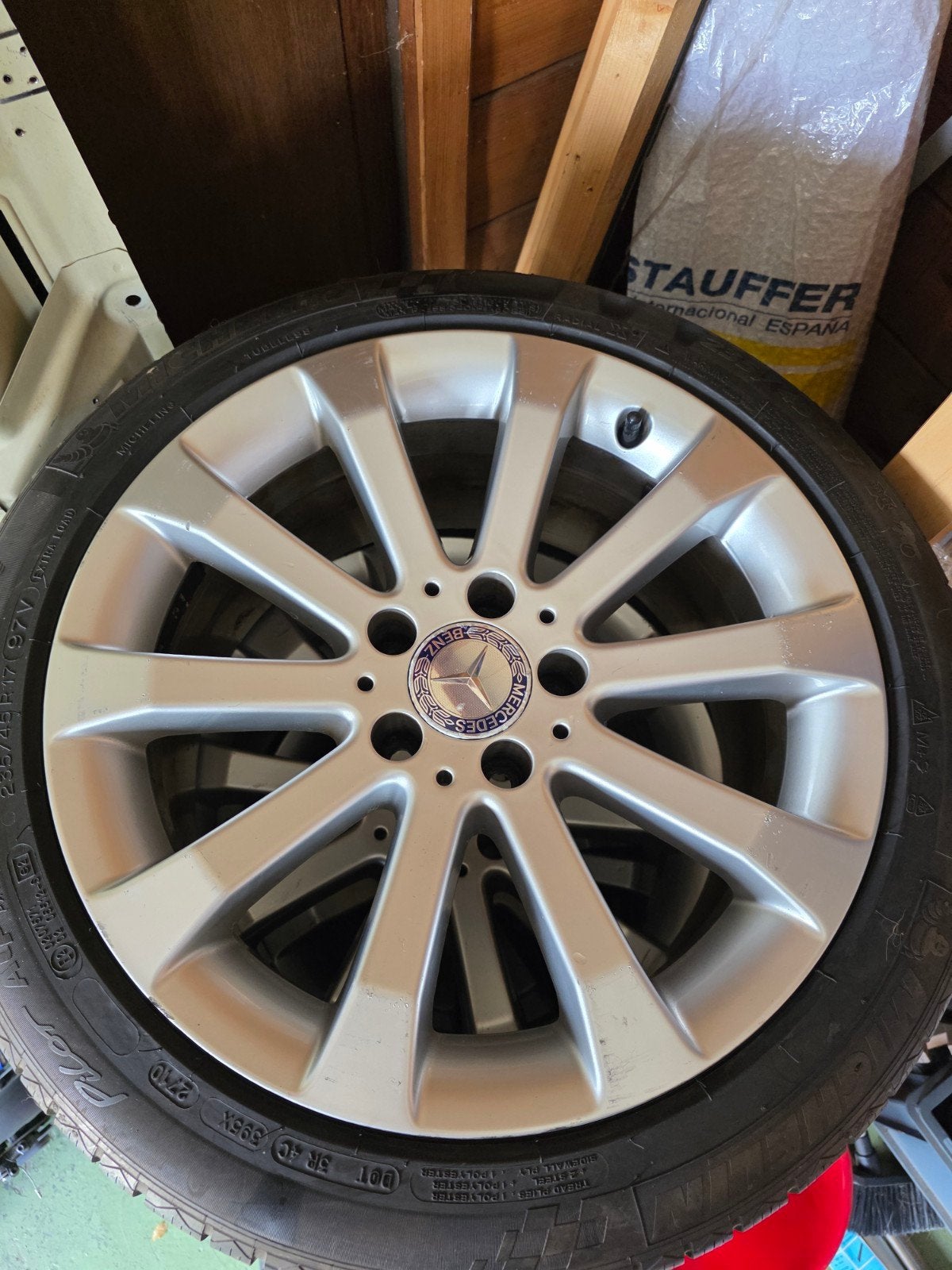 Winterbanden mercedes 235/45-R17., Auto-onderdelen, Banden en Velgen, Ophalen, Gebruikt, Banden en Velgen, 17 inch