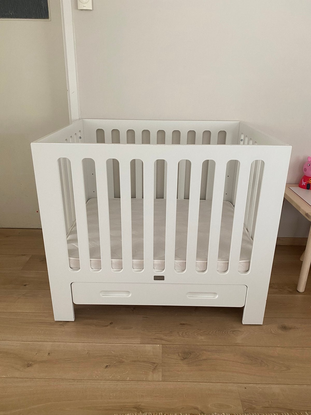 Wit Babypark (coming) in gebruikte staat met matras., Enlèvement, Utilisé, Rectangulaire, Réglable en hauteur