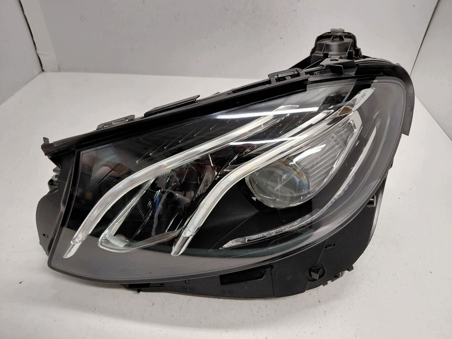 Phare gauche Mercedes Classe E W213 A2139063904, Mercedes-Benz AG, Mercedes-Benz, Utilisé, Mercedesstrasse 120
70372  Stuttgart, DE