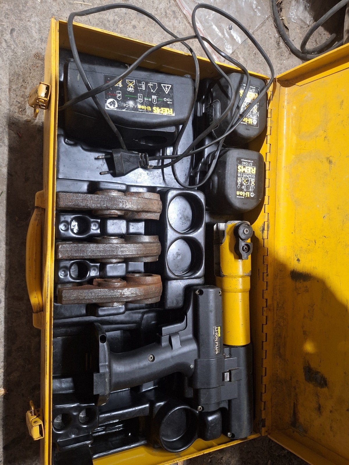 Sertisseuse Rems Mini, deux accu's, chargeur, TH16,20,26, Enlèvement ou Envoi